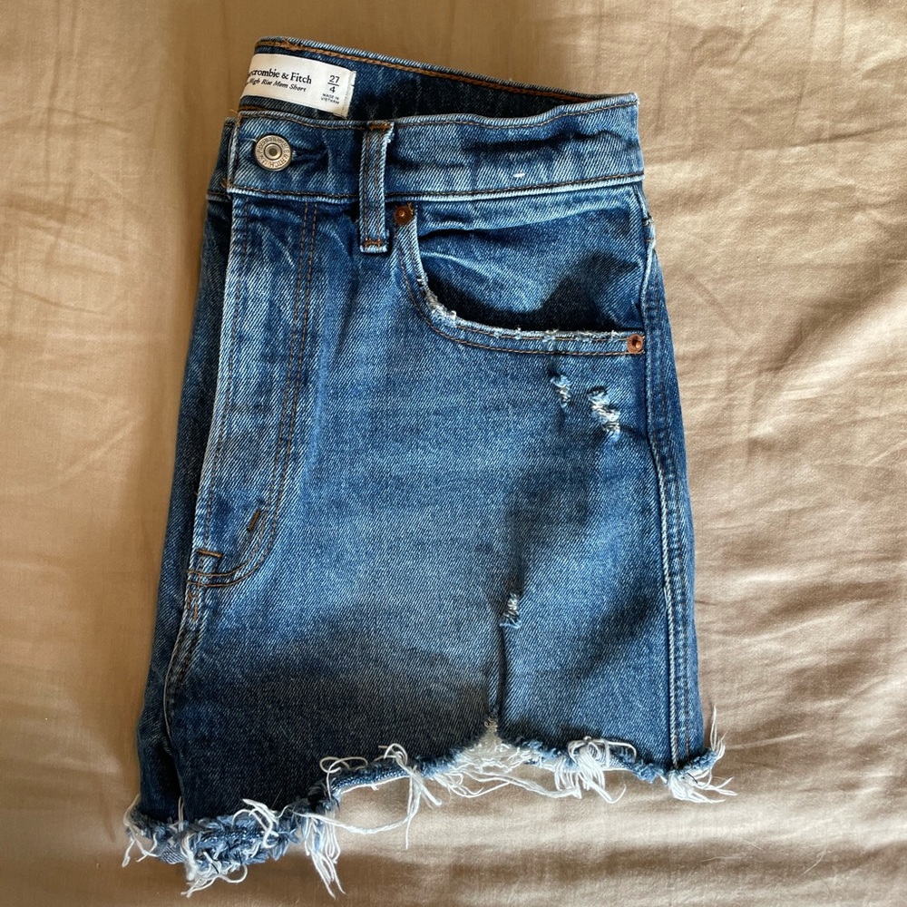 A&F Ultra High Rise Shorts - Picture 4 of 6